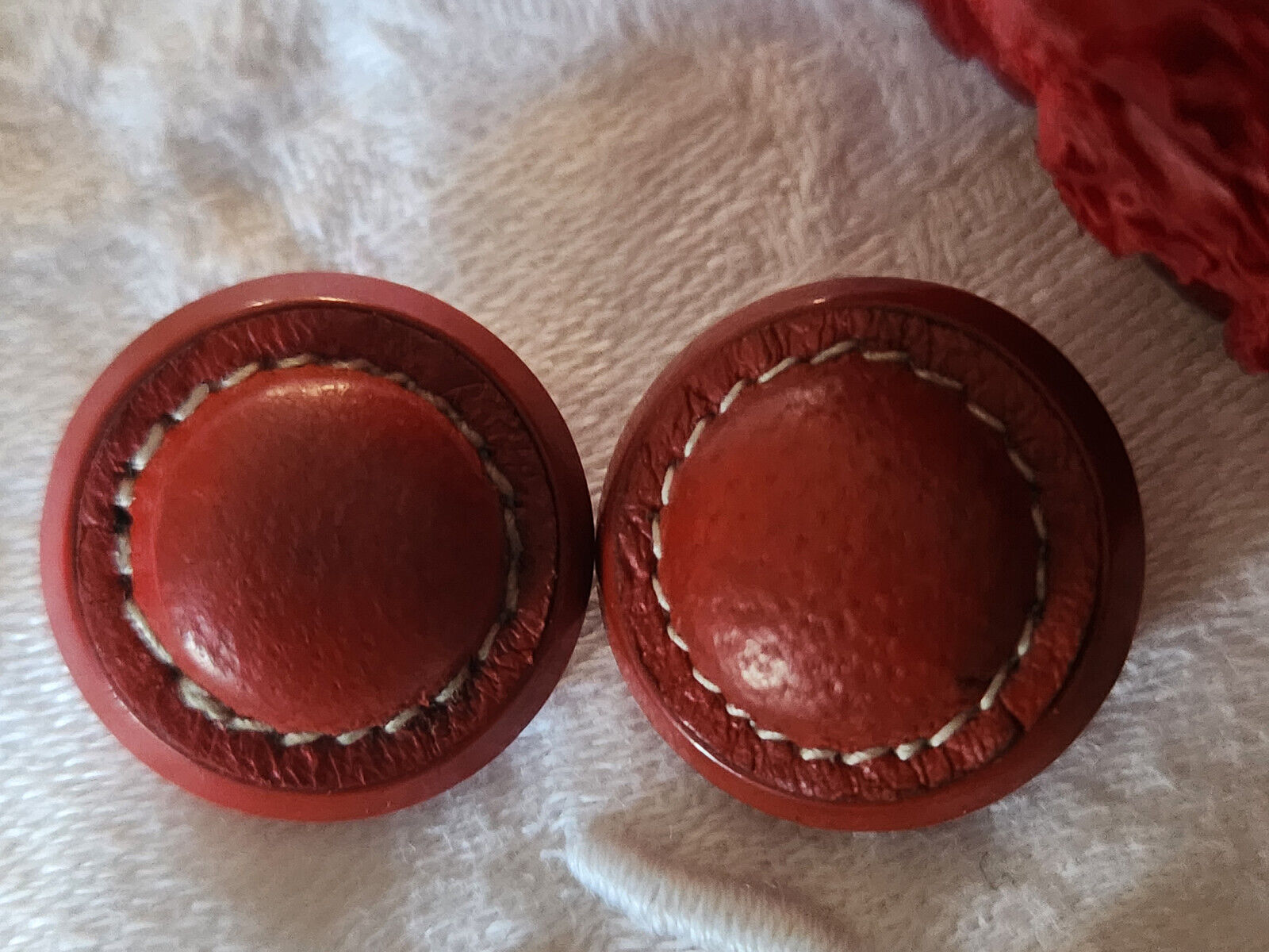 Duo boutons ancien en cuir 2 cm pied coeur bombé D16B