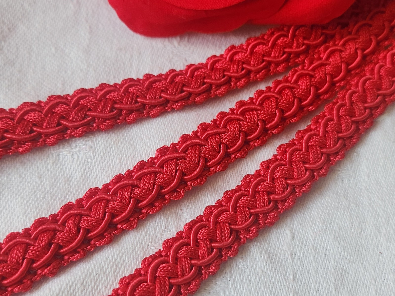 Galon vintage rouge lumineux large 3 métres sur 1 cm A3