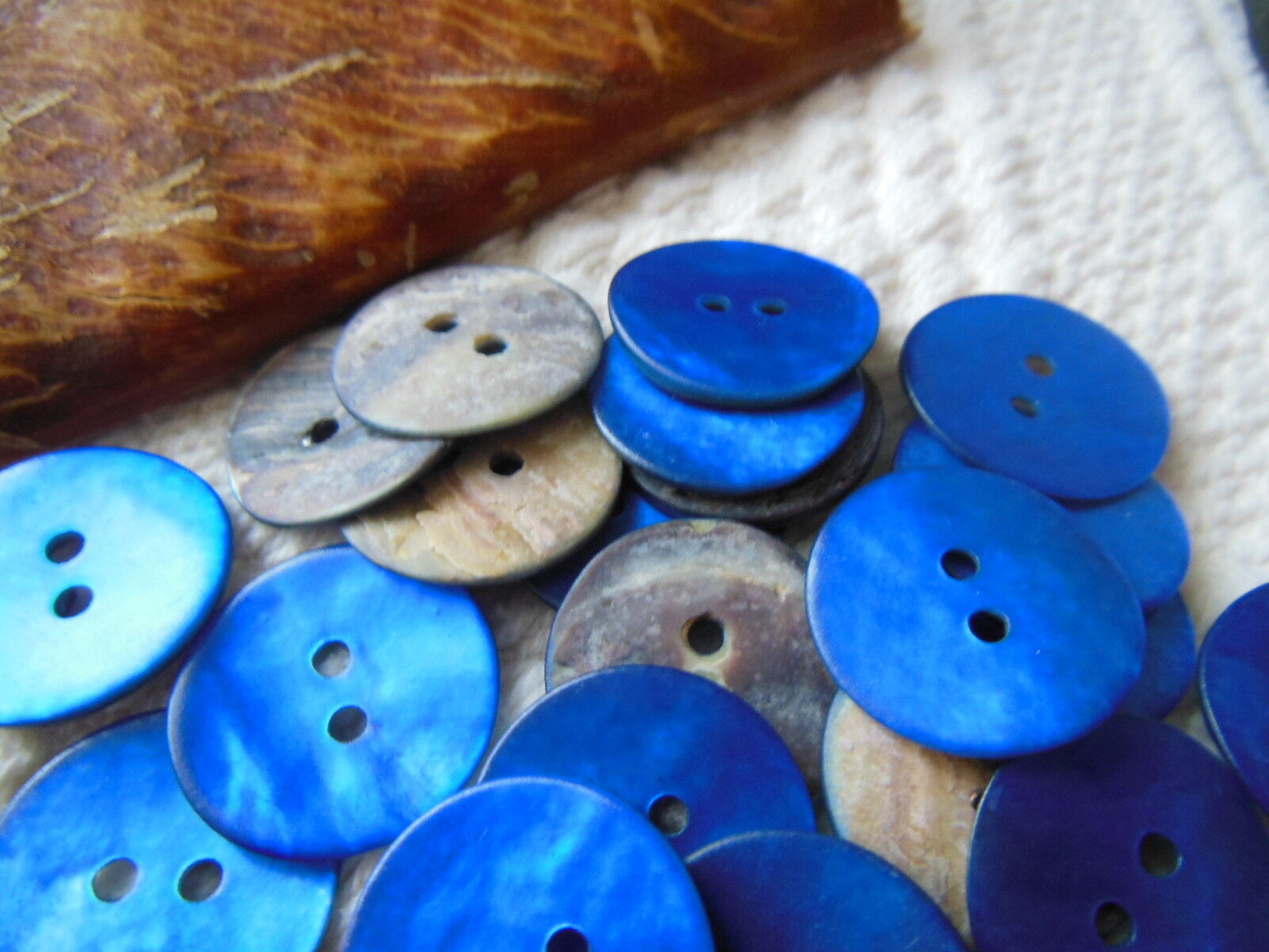 Lot 12 boutons en nacre bleu 2 trous diamètre: 1,8 cm  TC