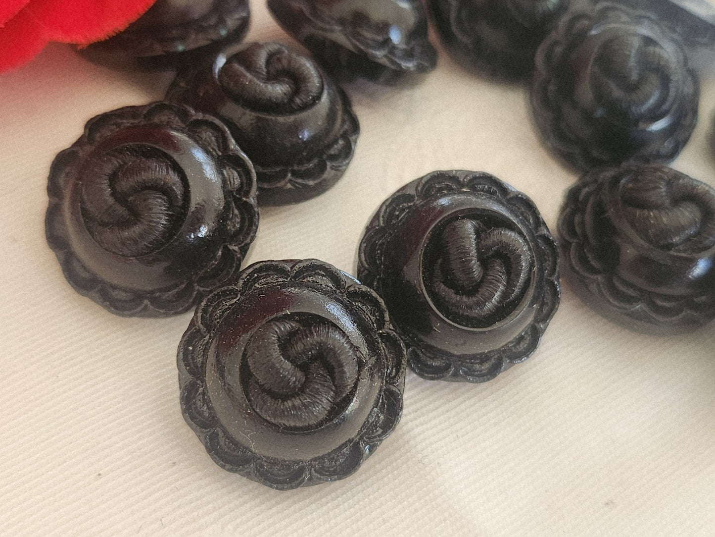lot 6  boutons vintage coeur passementerie noir à  pied 1,7 cm ou 17 mm ref 6255