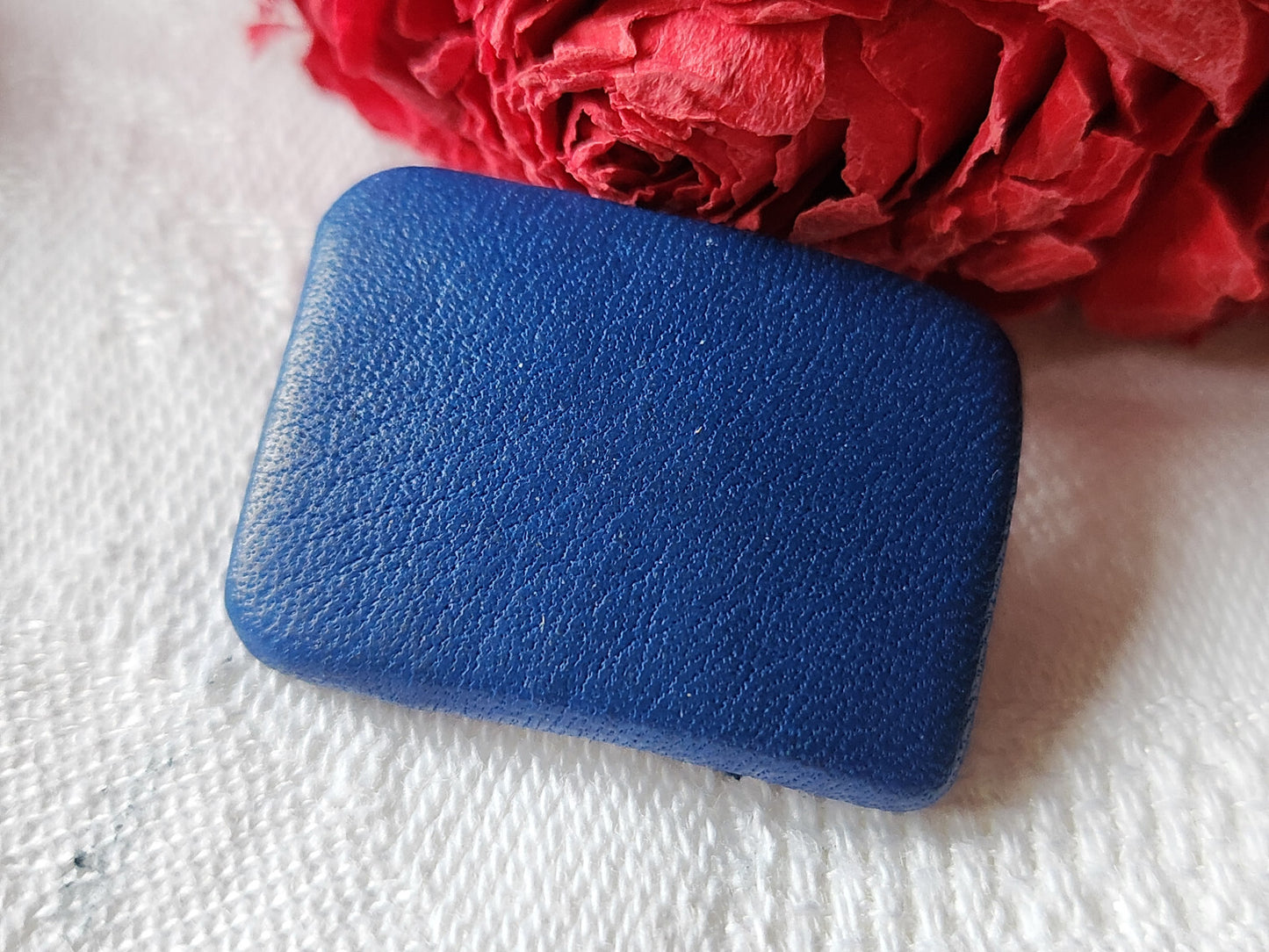 Ancien bouton en cuir bleu  design collection 2  sur 2,9  cm G10J