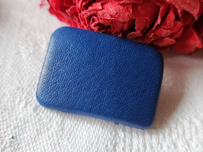 Ancien bouton en cuir bleu  design collection 2  sur 2,9  cm G10J