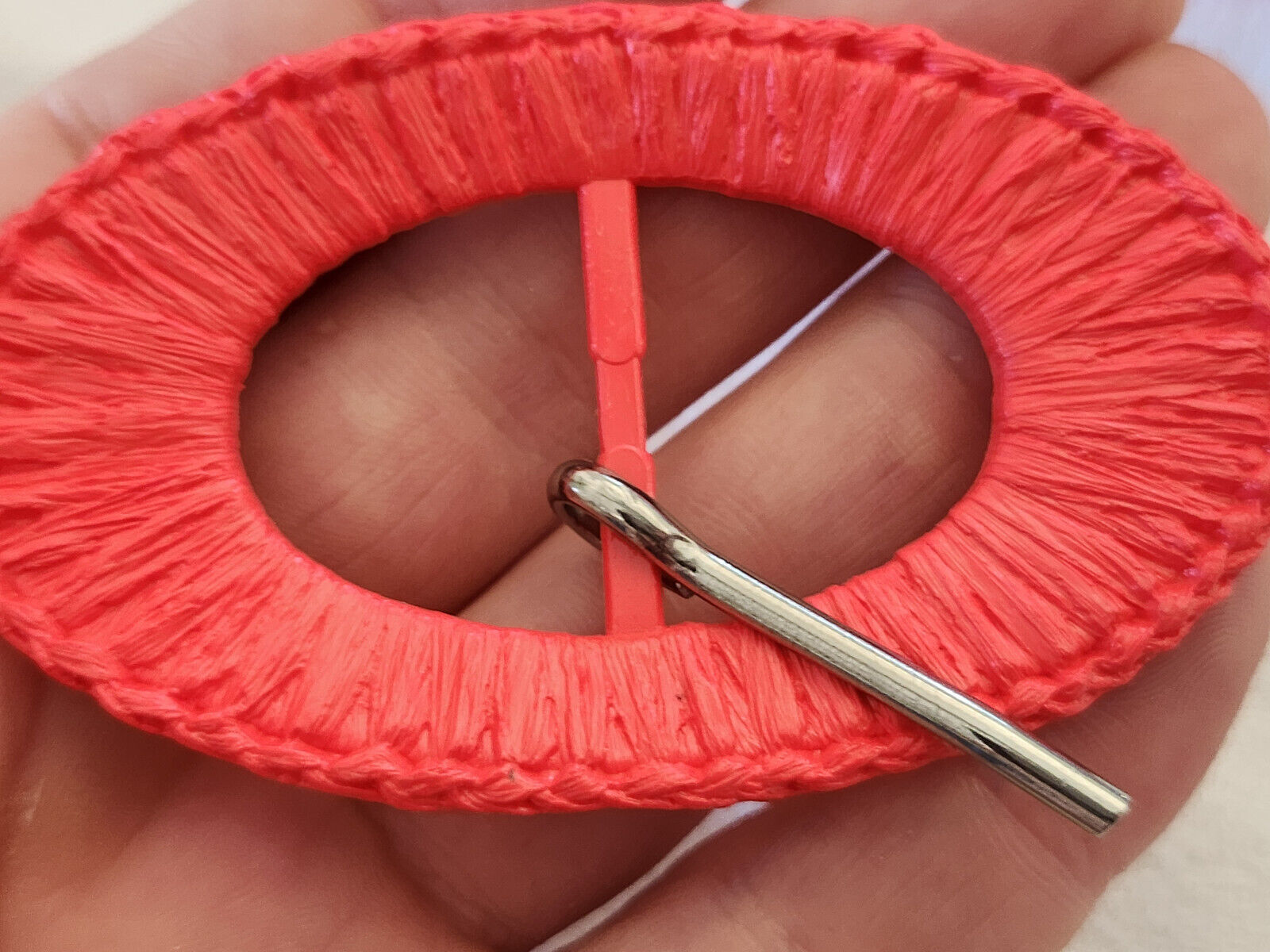 Boucle de ceinture vintage rose effet raphia 8 cm sur 4,6 cm ME1-34