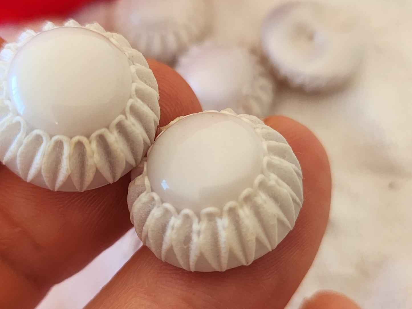 Lot 9 boutons vintage dôme blanc bord texturé  pied 1,7 cm ref 60741