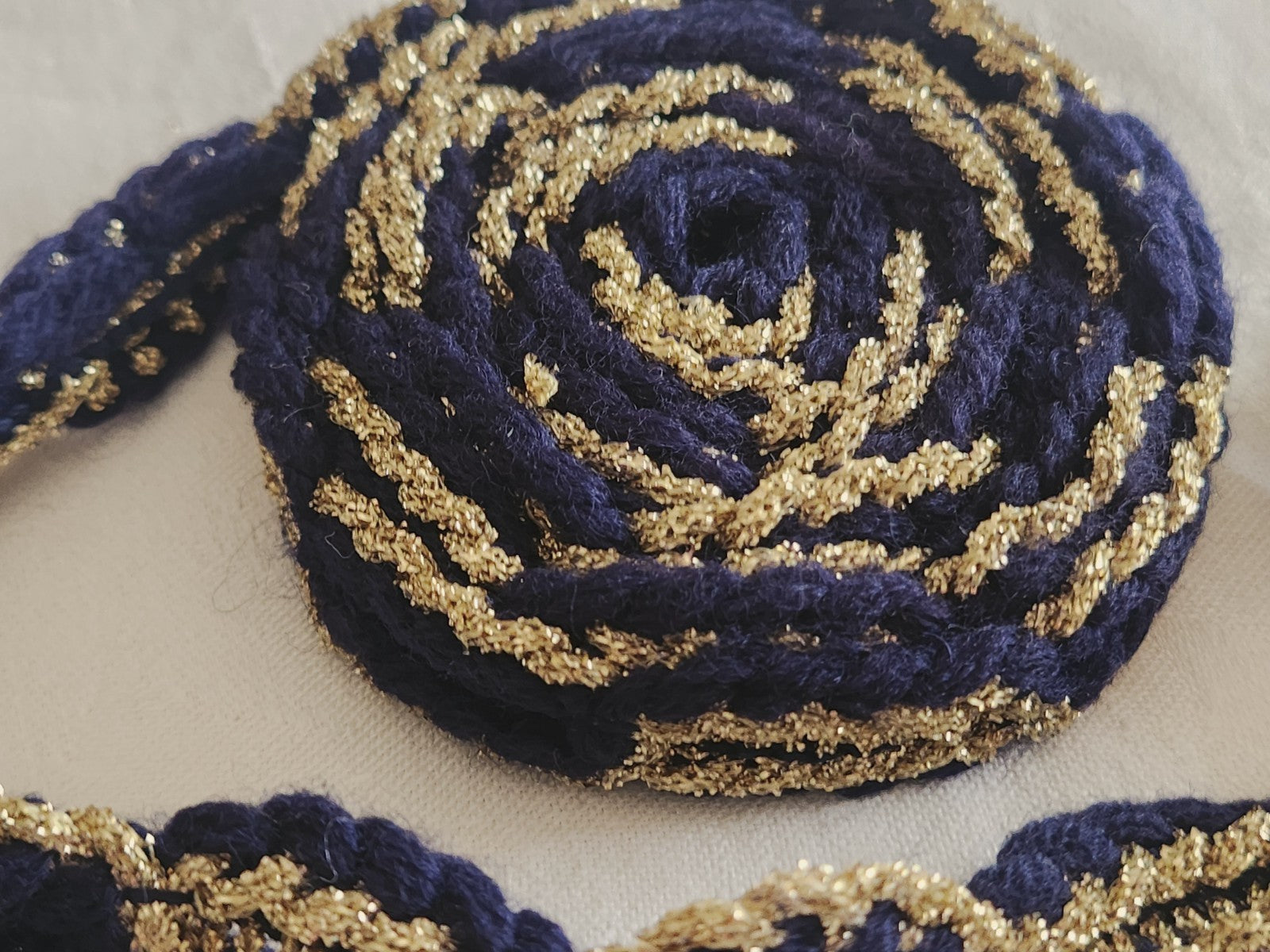 Galon vintage bleu foncé et doré épais 2 mètres 40 sur 2,1 cm A5