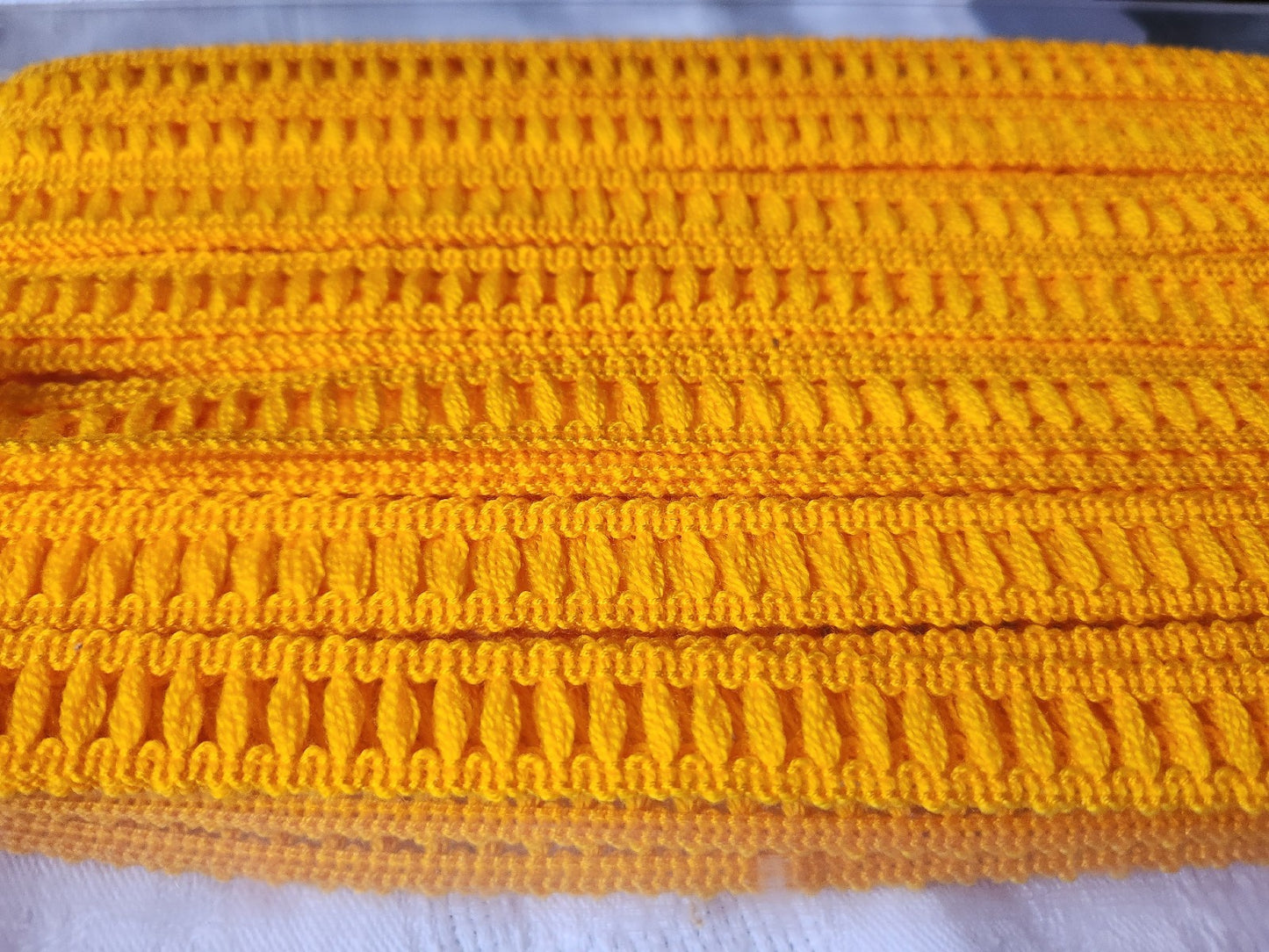 Dentelle vintage jaune echelle 6 mètres sur 1,5 cm A3