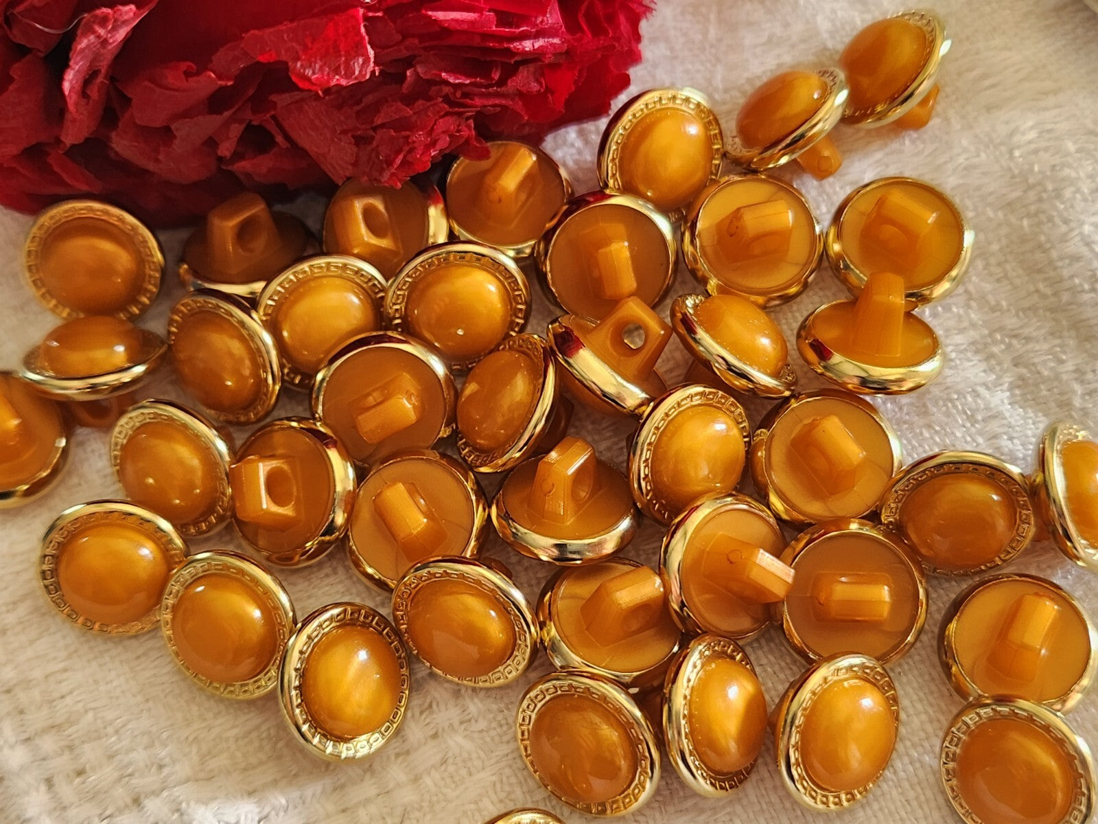 Lot 18 boutons fond d'atelier marron orange pied petits doré 1,1 cm ref 2253