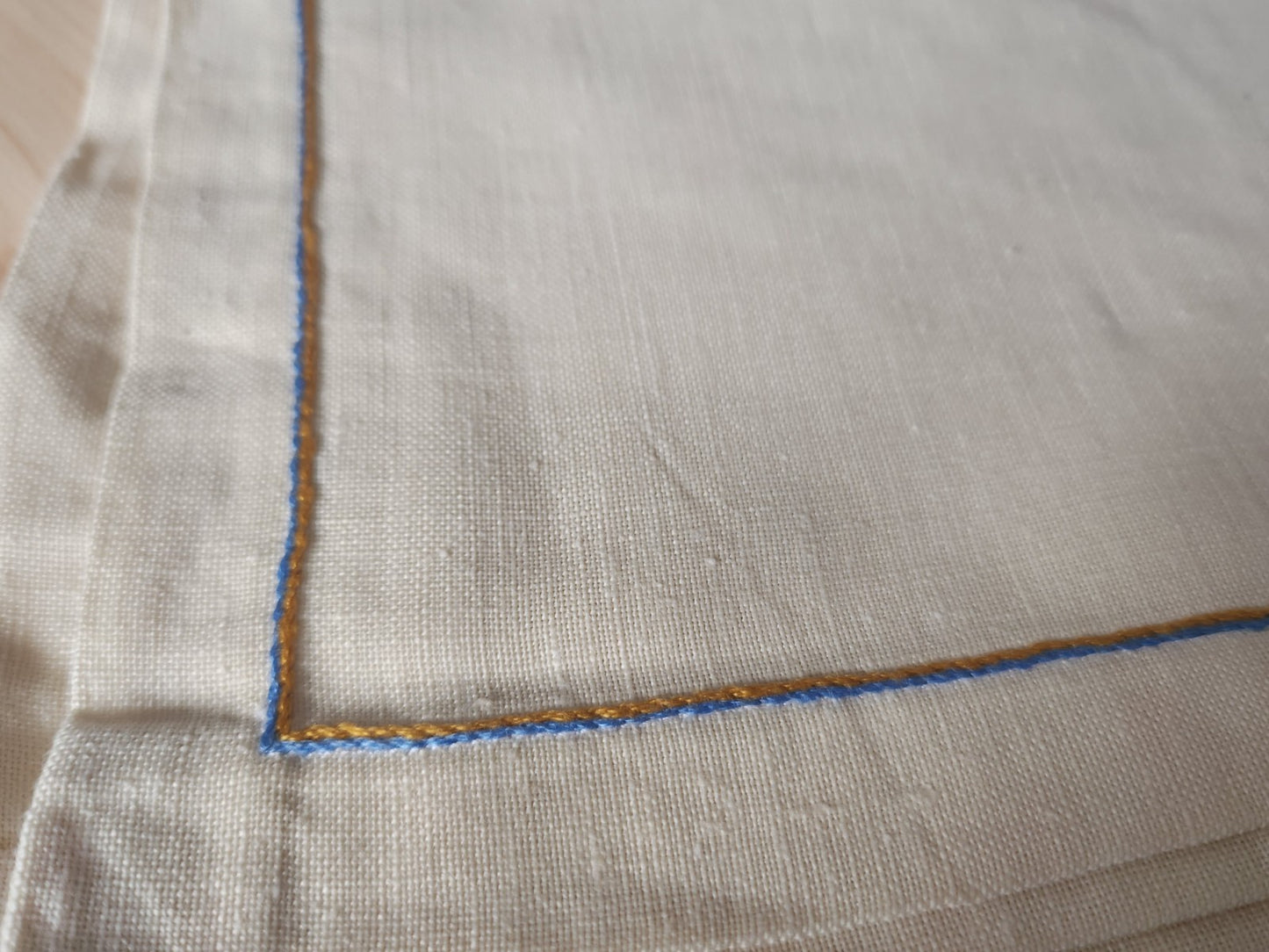 Lot 6 serviettes jamais utilisées beige broderie fleur bleu main superbe B8