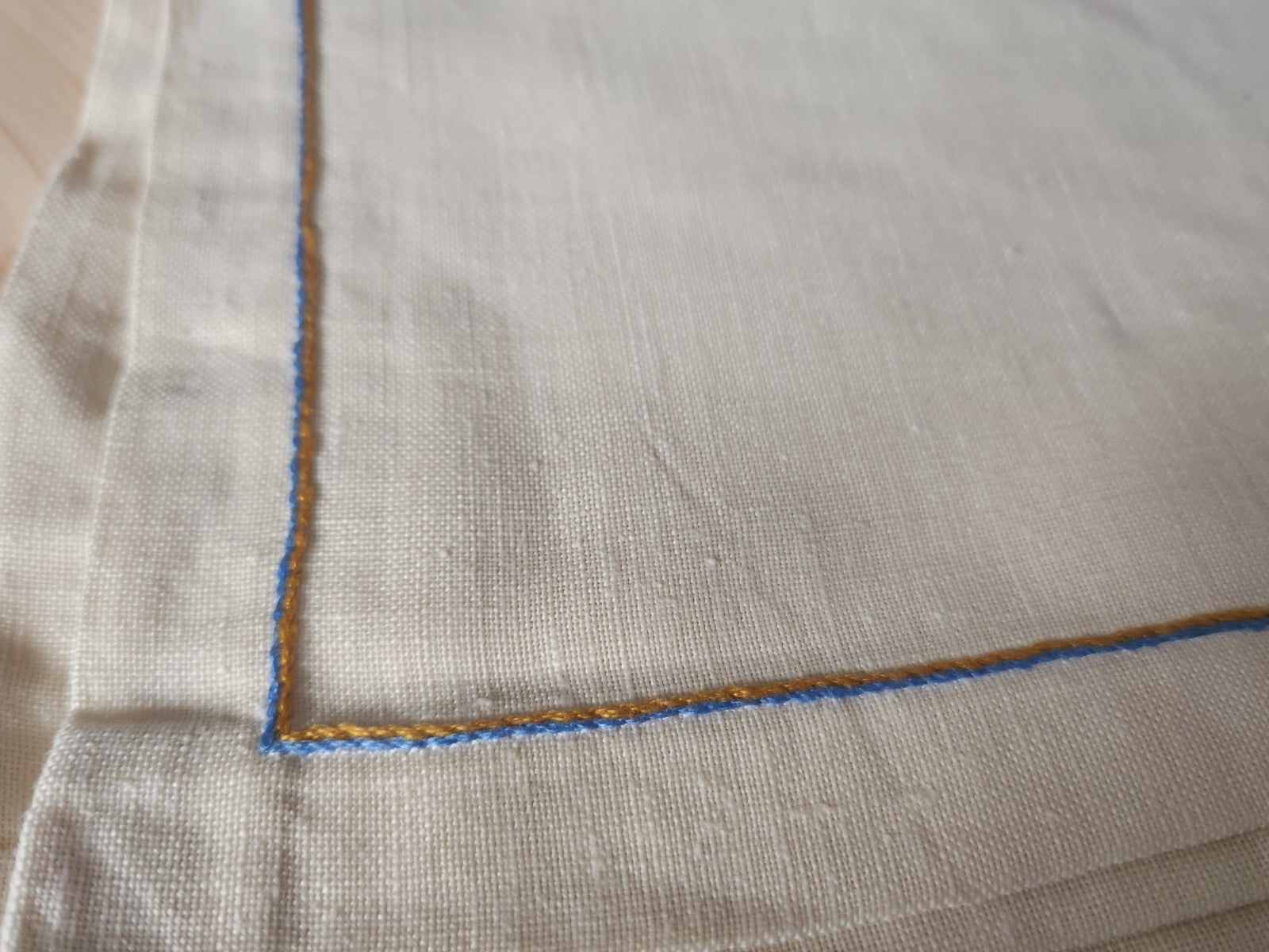 Lot 6 serviettes jamais utilisées beige broderie fleur bleu main superbe B8