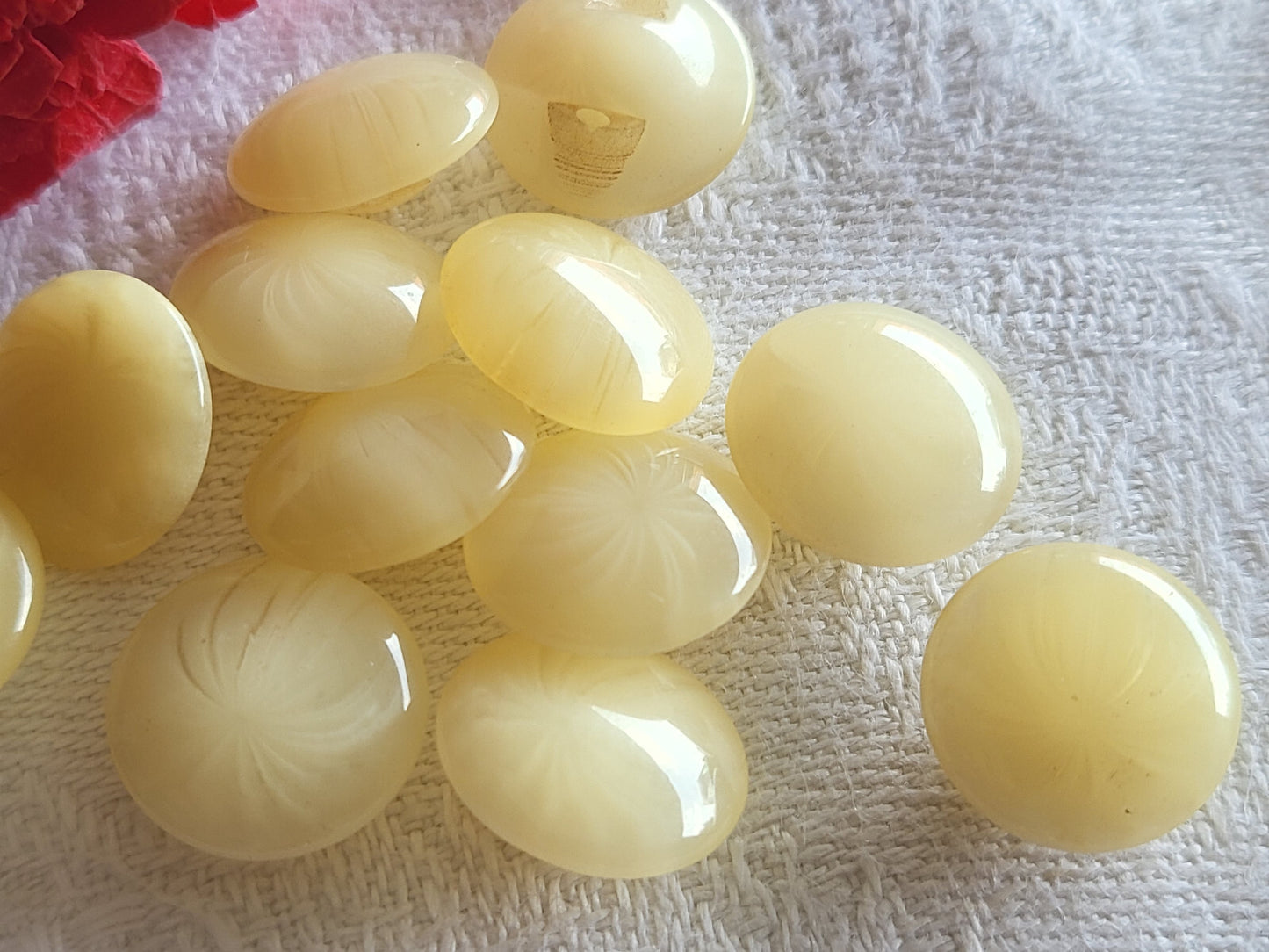 Lot 12 boutons vintage beige veiné jolis transparent pied 1,2 cm ref 3795