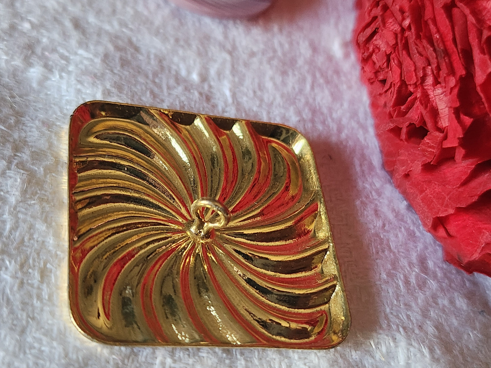 Gros bouton vintage en métal forme carré hyper leger pied 3 cm ref 968