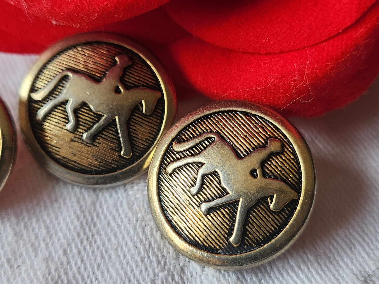 Trio boutons vintage en métal doré cheval à pied  2 cm G17P