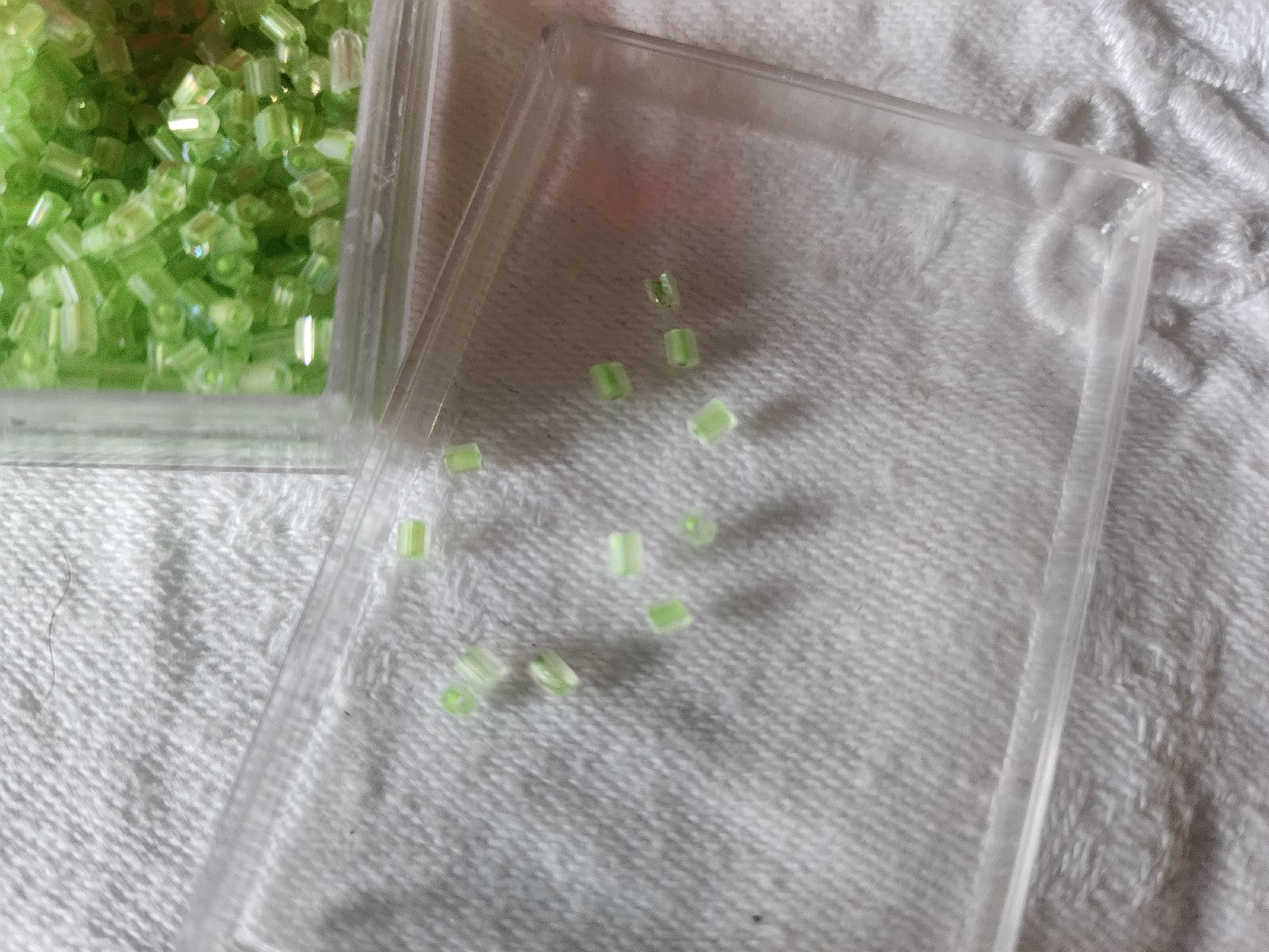 Lot environ 20 grammes de perles tube vert nacré en verre  n°25