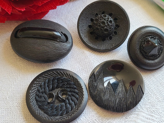 Lot 5 Boutons vintage panaché noir travaillé 2,2 cm à 2,6 cm ref 4562