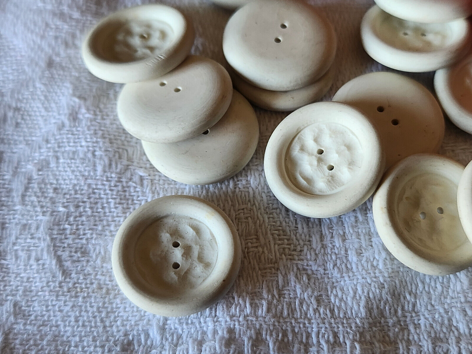 Lot 14 boutons vintage créme texturé à trous 1,8 cm ref 5448