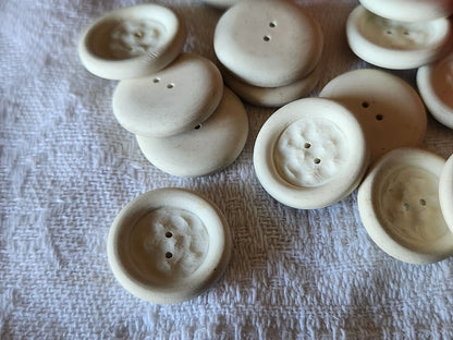 Lot 14 boutons vintage créme texturé à trous 1,8 cm ref 5448