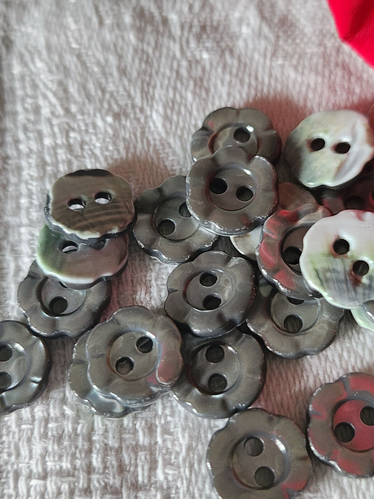 Lot 10 boutons anciens en nacre gris forme fleur layette  1,1 cm ref 1451