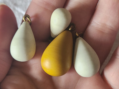 Lot 4 pendants anciens crème  ocre lourd vintage création bijoux ref 2408