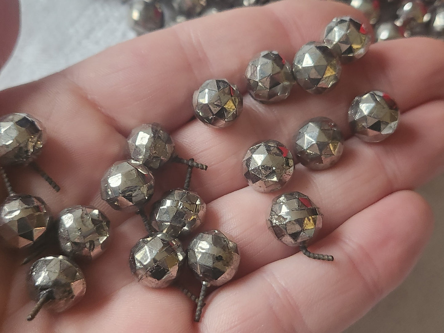 Lot 120 boules en verre avec vis anciens restauration miroir clous création TA