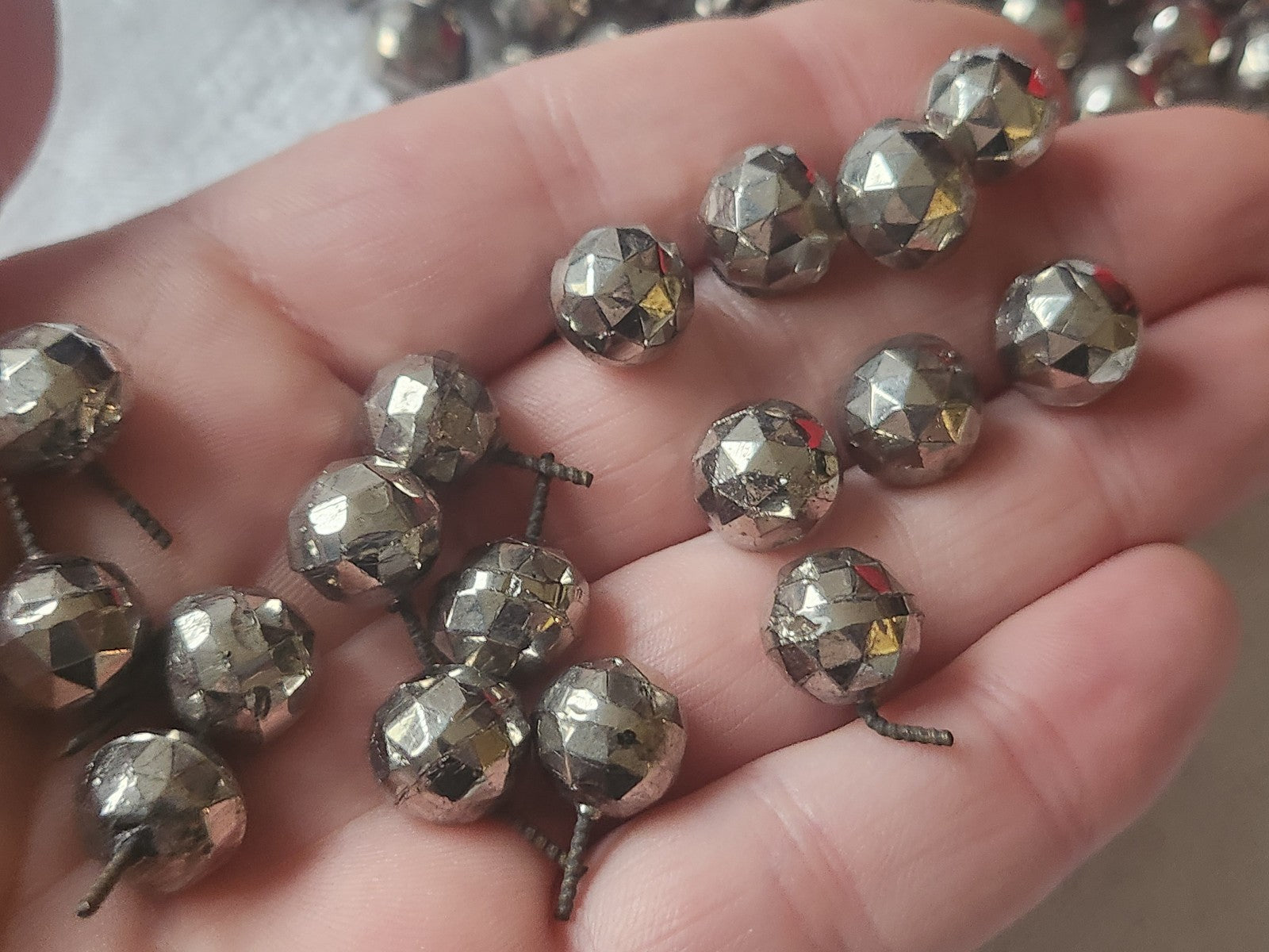 Lot 120 boules en verre avec vis anciens restauration miroir clous création TA