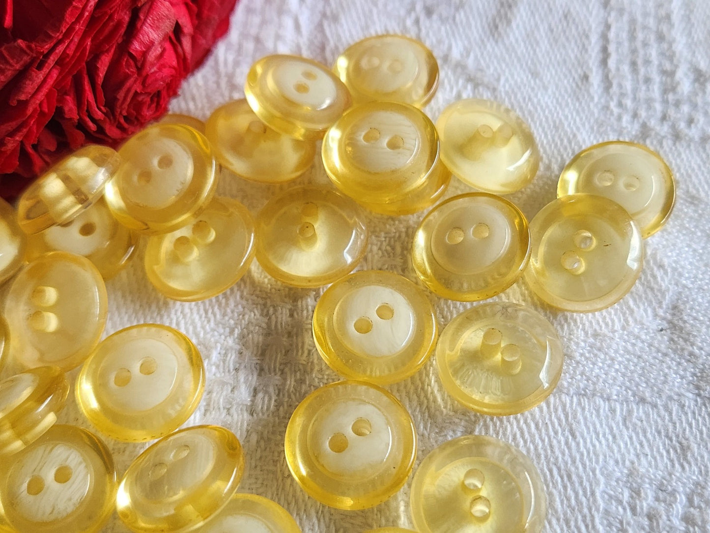 Lot 33 petits boutons  jaune transparent 1,2 cm ref 1109