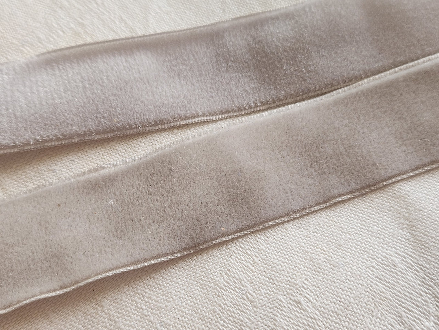 Ruban vintage velours gris poupée chapeau 3 mètres sur 2,5 cm  A5