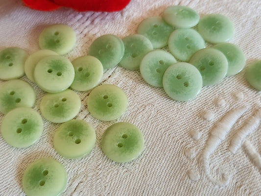 Lot 22 boutons vintage vert camaieu deux series trous 1,3 cm ou 13 mm ref 6575