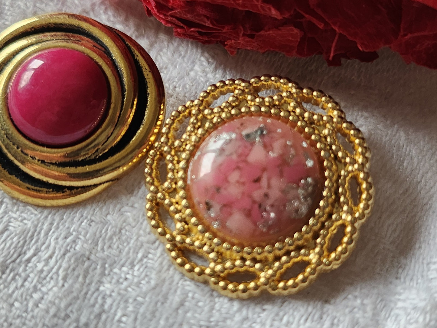 Duo boutons vintage en métal doré  coeur rose à pied 2,4 et 2,6 cm G16O