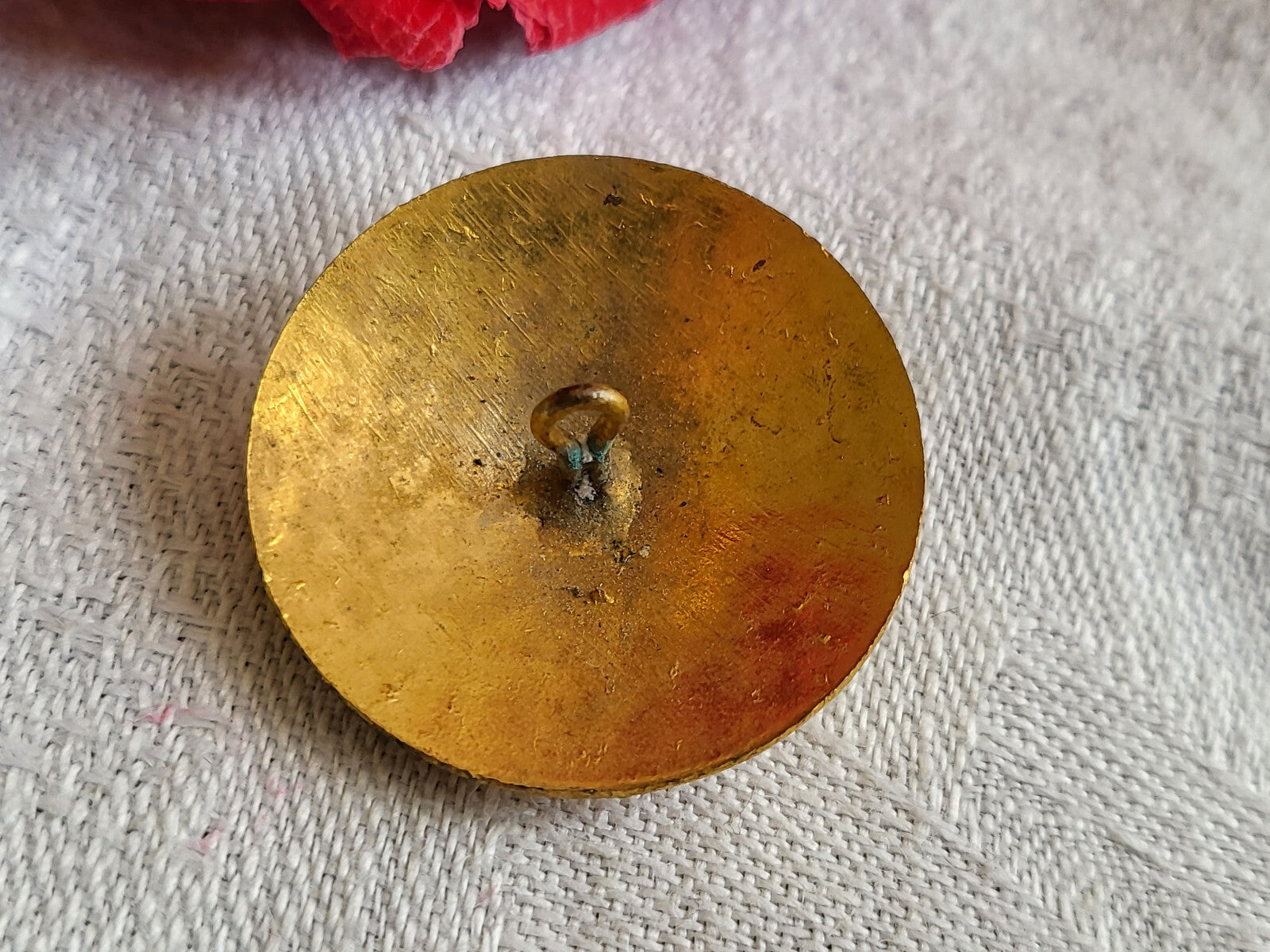 Bouton ancien en métal  travaillé dôme doré motif relief à pied 2,6 cm G15H