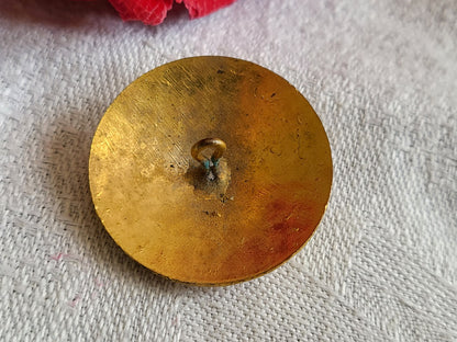 Bouton ancien en métal  travaillé dôme doré motif relief à pied 2,6 cm G15H