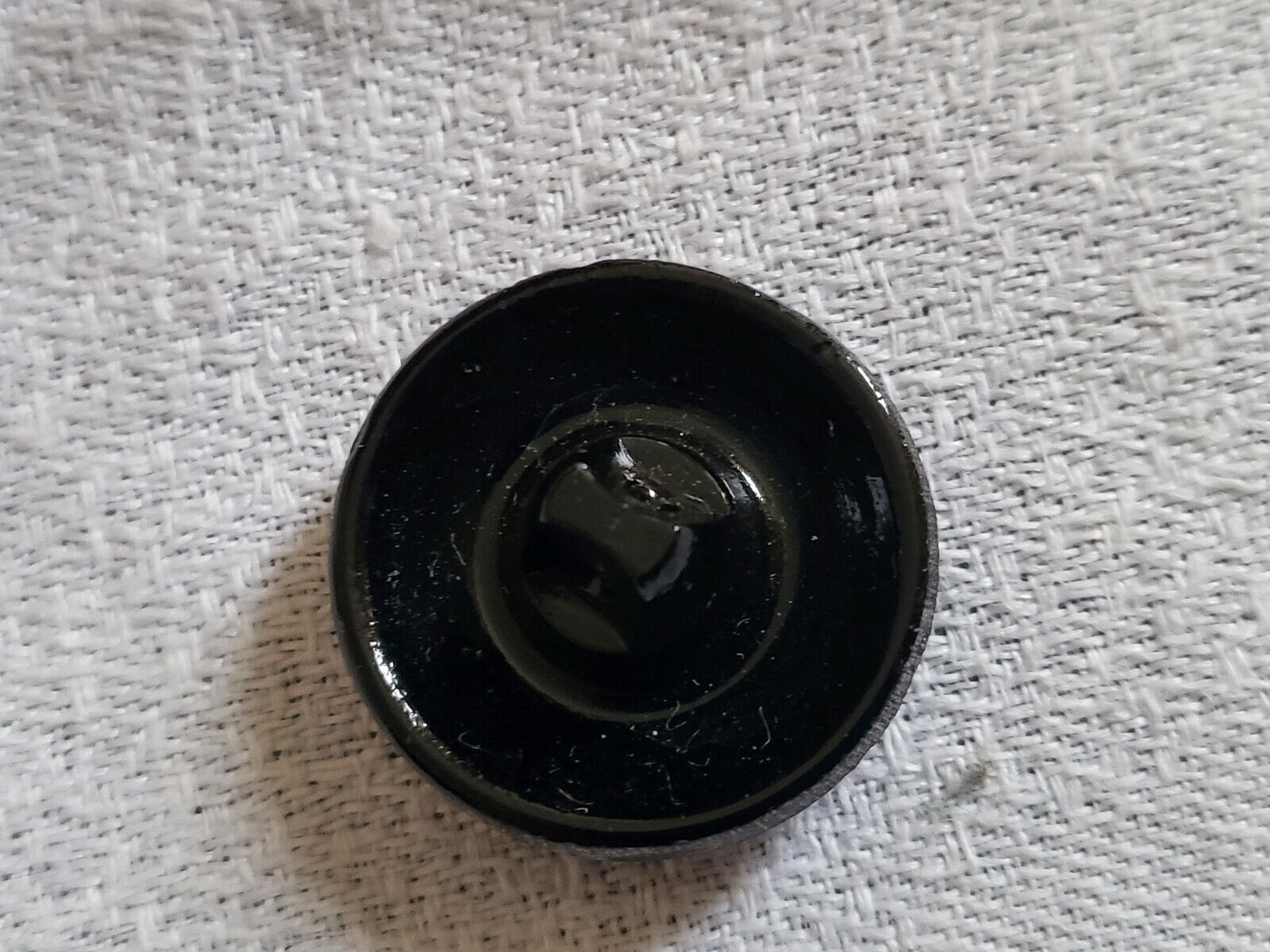 Bouton ancien en verre noir travaillé à pied diamètre 2,1 cm G11B