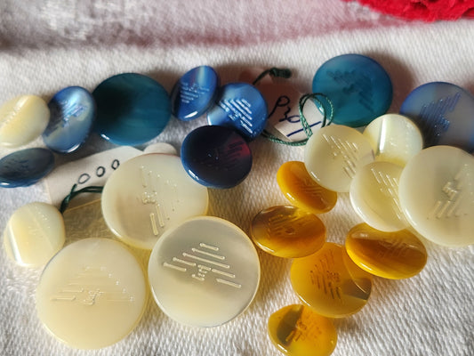 Lot 21  boutons vintage en nacre panaché  armani empario  1,1 cm à 1,8 ref 1597