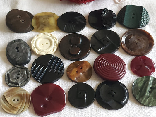 Lot 20 boutons anciens art deco bakelite plastique galalithe 2,6  à 3,8  cm T4