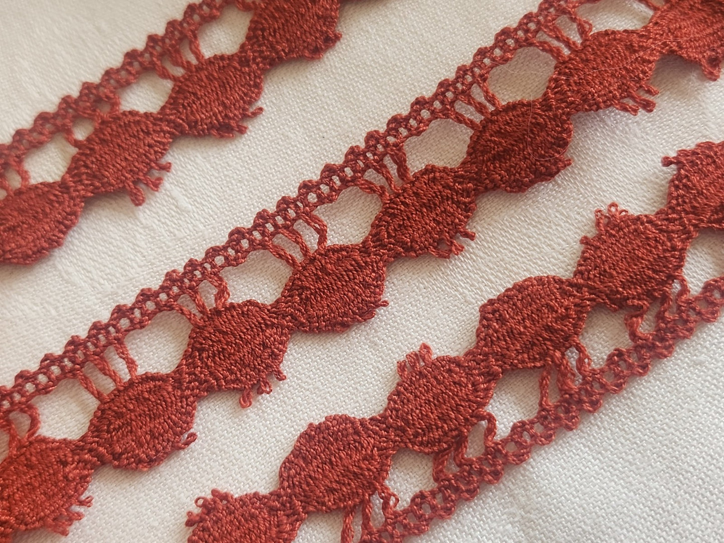 Dentelle vintage large marron 3 mètres sur 2,1 cm A5
