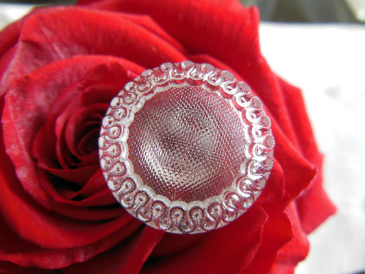 Gros bouton ancien en verre transparent fleur   à pied 2,2 cm D14C