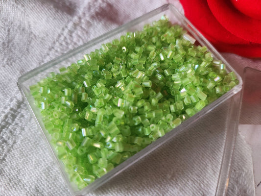 Lot environ 20 grammes de perles tube vert nacré en verre  n°25