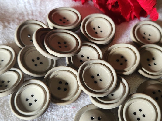 Lot 18 boutons vintage gris incurvé trous 1,8 cm ref 5071
