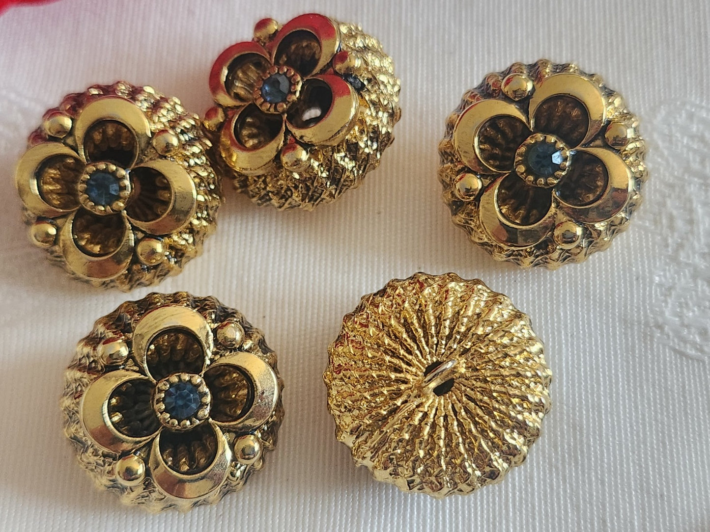 Lot 5 boutons vintage en métal doré volume coeur strass bleu 2,1 cm ref 6218