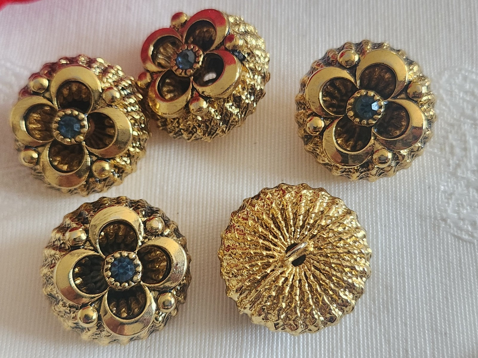 Lot 5 boutons vintage en métal doré volume coeur strass bleu 2,1 cm ref 6218