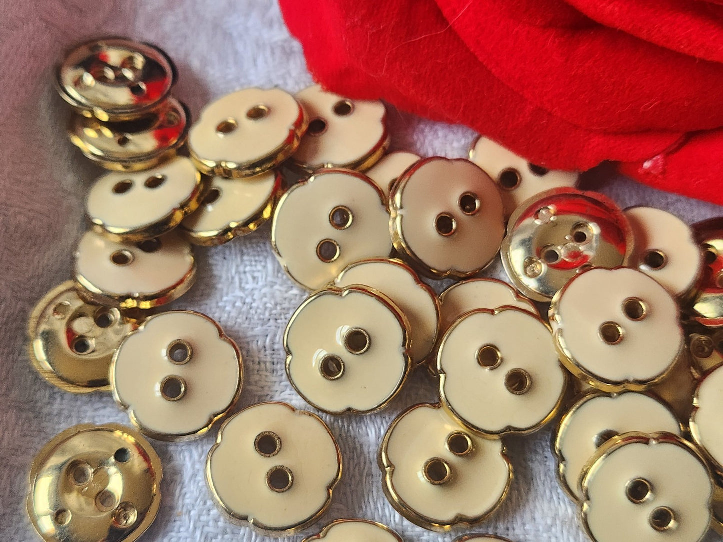 Lot 33 petits boutons vintage beige  doré acrylique 1,3 cm ref 5592