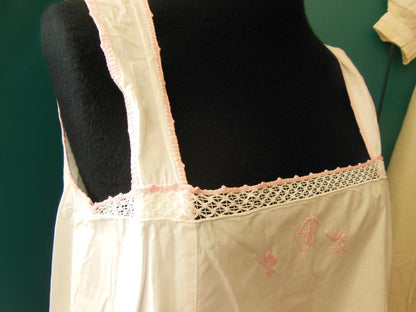 Chemise de nuit ancienne broderie rose monogramme AD  B1