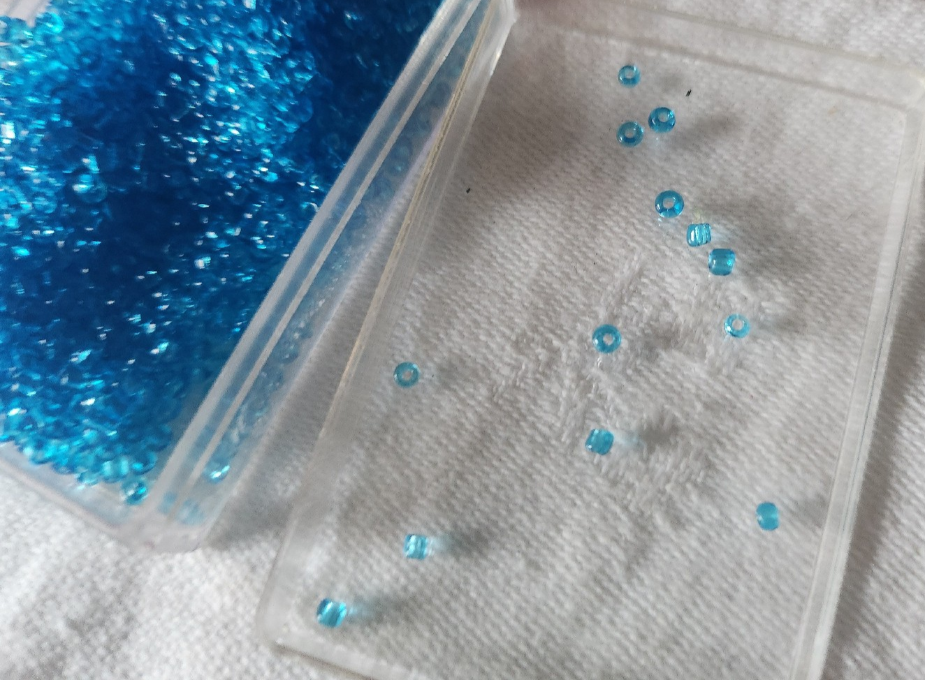 Lot environ 20 grammes de perles de rocaille bleu   n°22