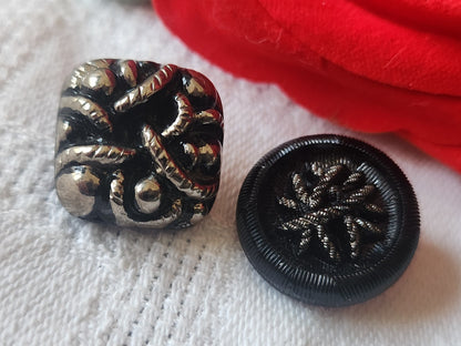 Duo boutons anciens en verre noir argenté à pied 1,6 et  1,7 cm D13E