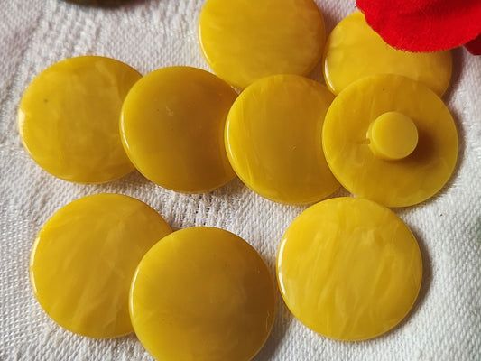 Lot 9 boutons vintage jaune marbré pastille  à pied diamètre  2,2 cm ref 257