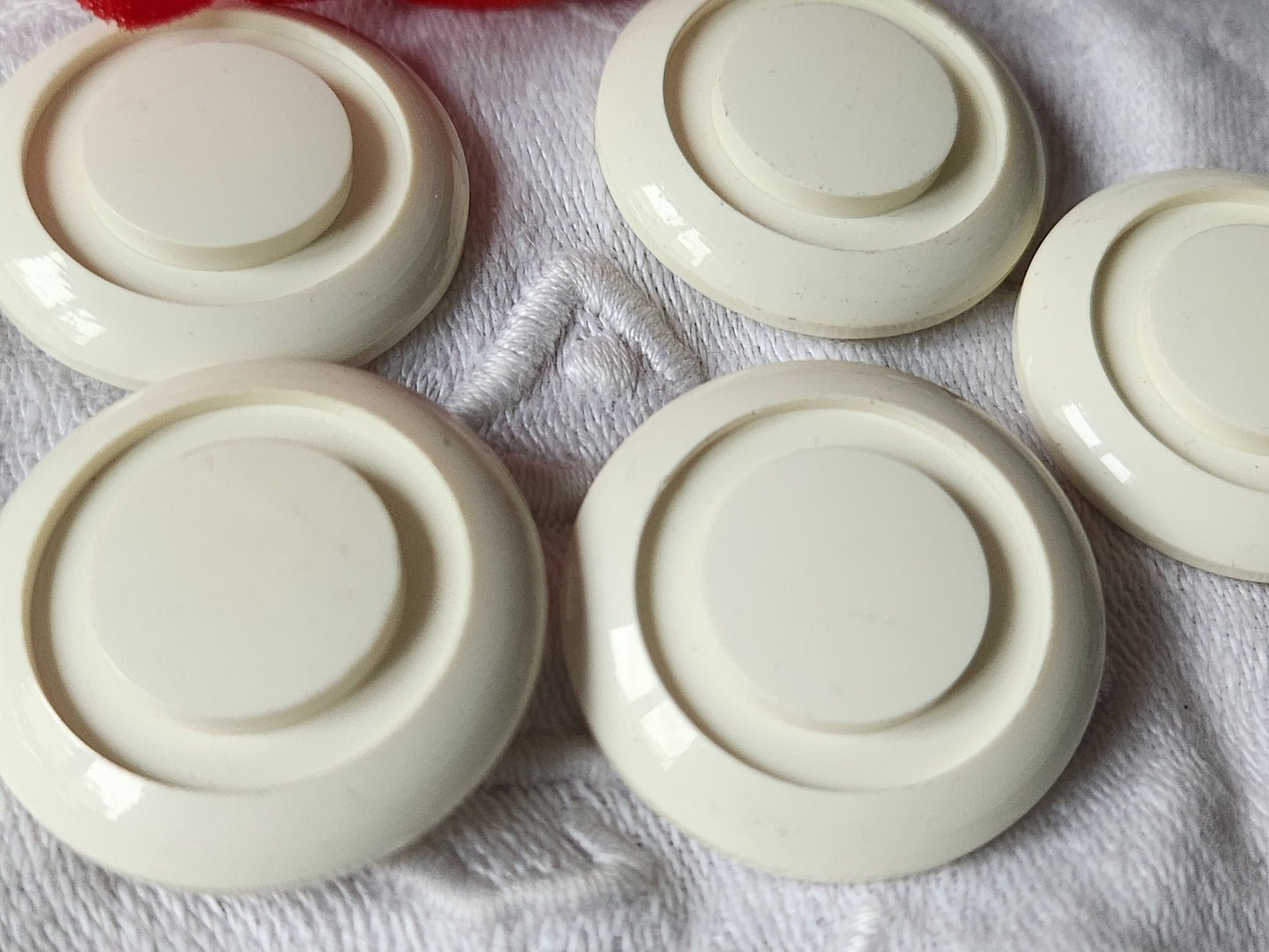 Lot 5 boutons vintage  créme lumineux travaillé à pied 2,7 cm ref 458