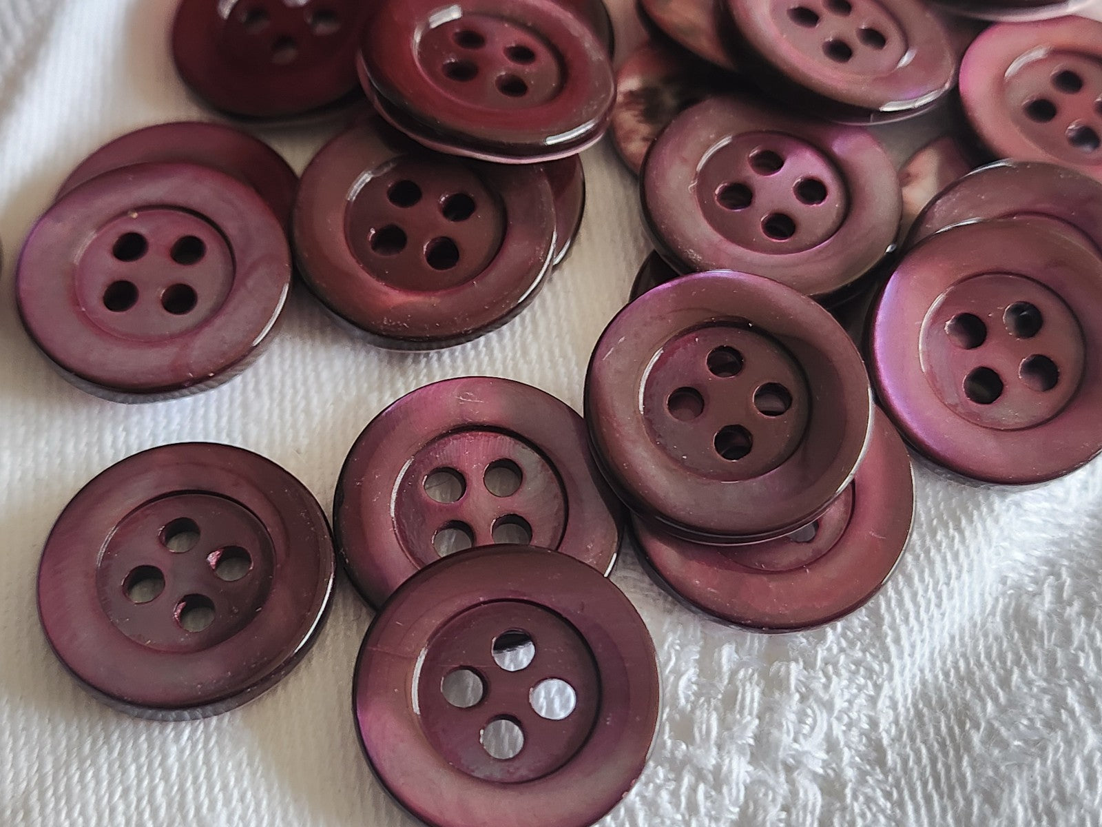 Lot 10  boutons vintage en nacre violet 1,7 cm à trous  ref 1469