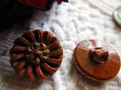 Duo boutons anciens en verre marron travaillé  fleur travaillé 1,8 cm ref 106