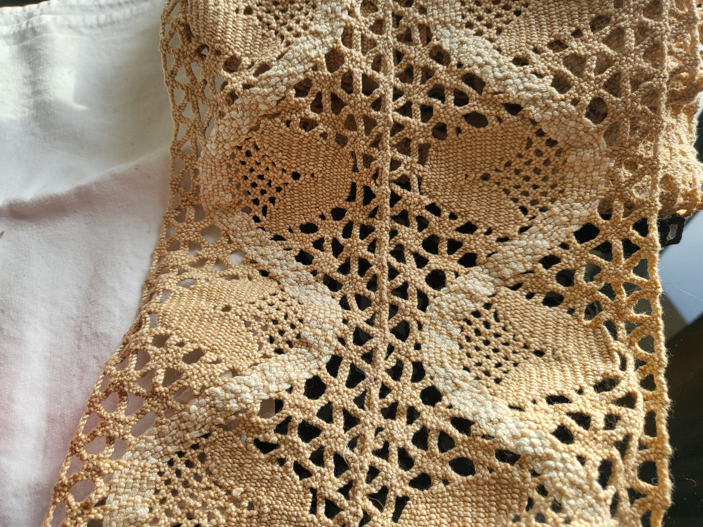 Ancienne dentelle large épaisse bi  blancentre deux  2 mètres  sur 16,5 cm B6