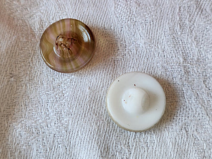 Duo boutons anciens en verre vintage vert  travaillé 1,7 cm D19B