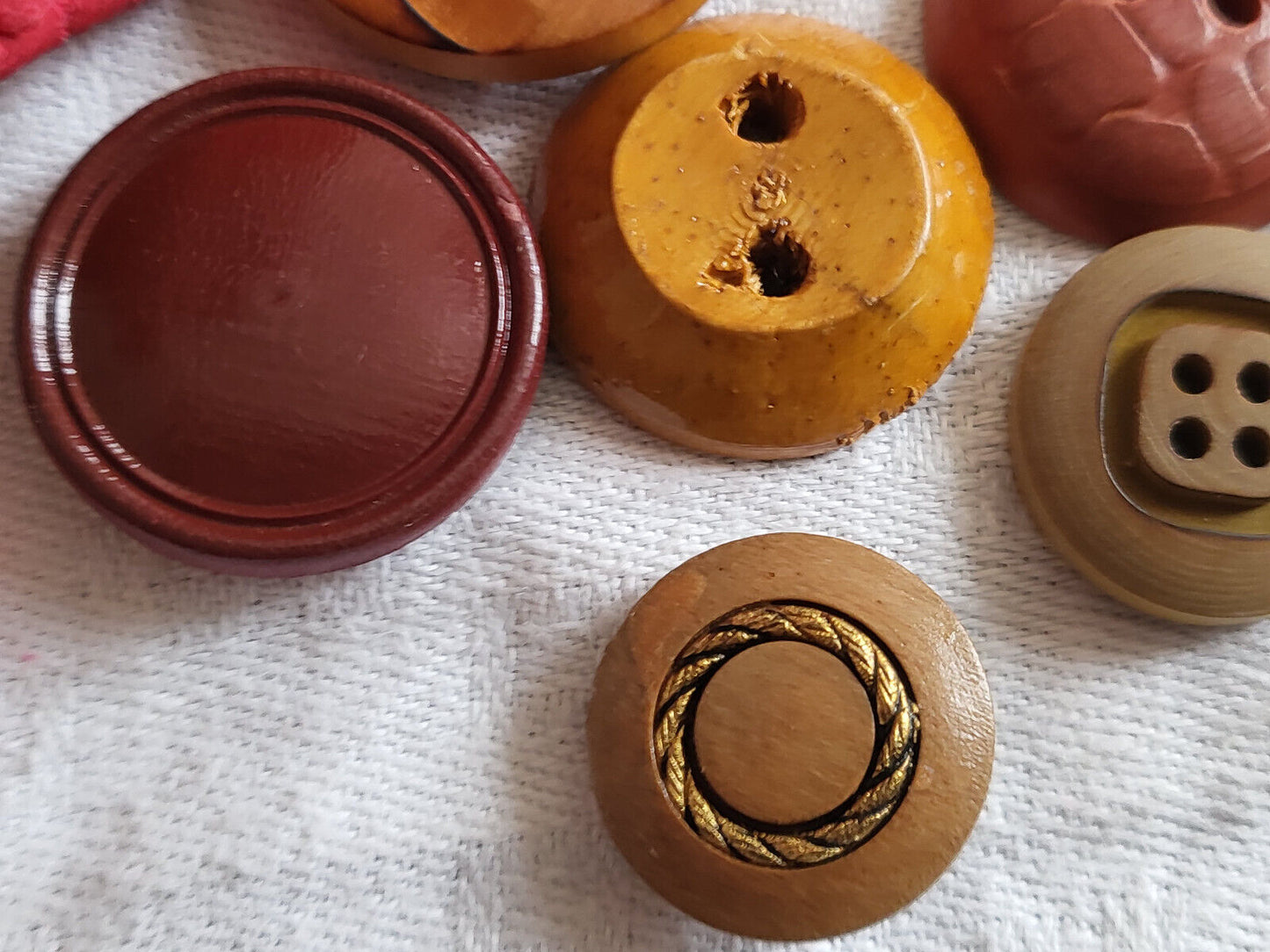 Panaché lot 10 boutons anciens en bois vintage 1,7 à 2,5 cm ref 2509